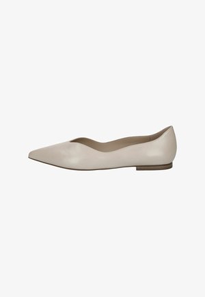 Scarpa piatta in pelle beige con punta appuntita e tacco basso in legno. Texture liscia, senza motivi visibili o dettagli in metallo.