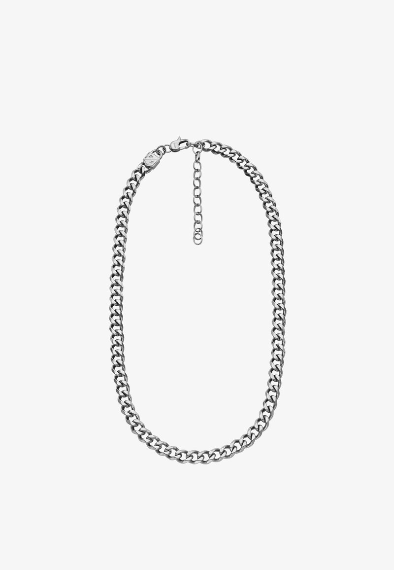 Collier chaîne curb ton argent avec fermoir mousqueton et chaîne d'extension réglable sur fond blanc.