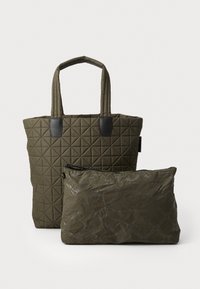 Gequiltte olijfgroene tote bag met zwarte accenten en handvaten, vergezeld van een bijpassende ritszak met een subtiel logopatroon.