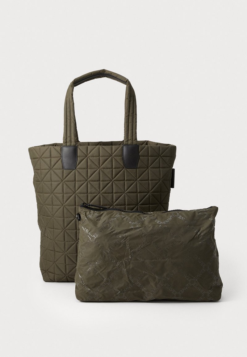 Gequiltte olijfgroene tote bag met zwarte accenten en handvaten, vergezeld van een bijpassende ritszak met een subtiel logopatroon.