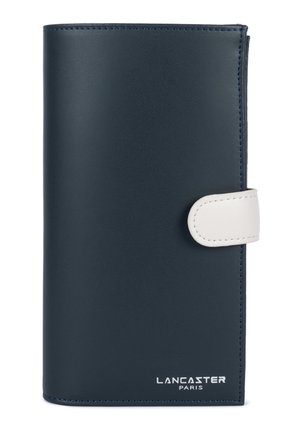 Wysoki portfel z granatowej skóry z białym paskiem zapinanym na zatrzask oraz logo "Lancaster Paris" w srebrze w prawym dolnym rogu.