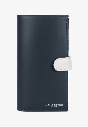 Lange navyblauwe leren portemonnee met een witte drukknoopsluiting en het zilveren "Lancaster Paris" logo rechtsonder.