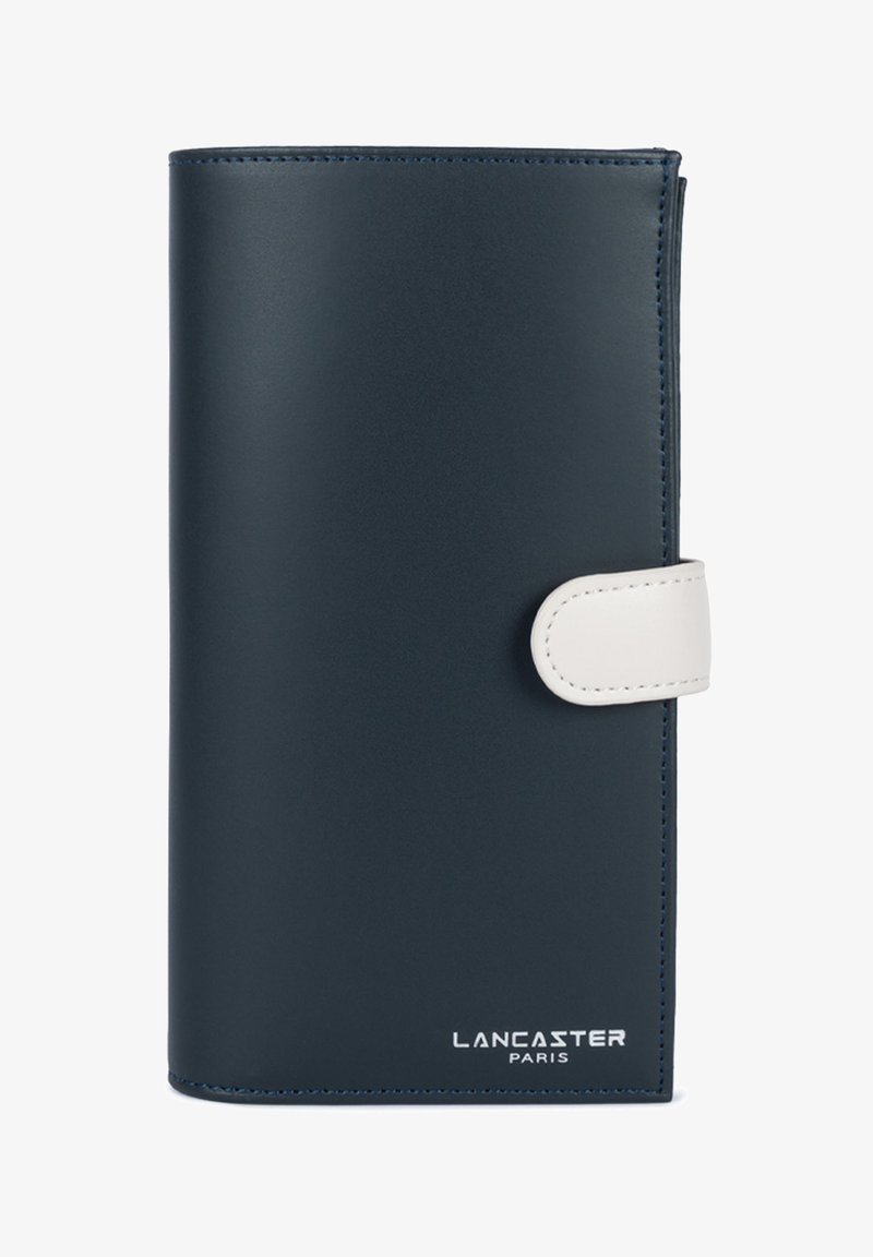 Grand portefeuille en cuir bleu marine avec un rabat à bouton-pression blanc et le logo "Lancaster Paris" en argent en bas à droite.