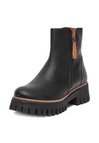 Botină din piele neagră până la gleznă, cu talpă groasă tip lug, fermoar lateral cu tabul de tragere bej și margine maro în jurul tălpii.