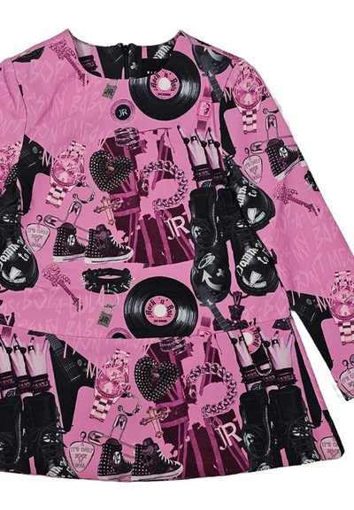 Abito a maniche lunghe di colore rosa con un motivo grafico nero che presenta icone della musica e della moda, tra cui dischi, gioielli e scarpe.