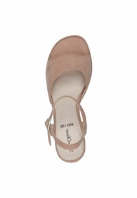 Sandalo in suede beige con punta aperta e una sola cinghia sul piede, cinghia alla caviglia con fibbia e suola piatta. Dettagli di cucitura sottili.