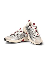 Zapatillas de malla y ante en crema y plata, con acentos rojos, punta redondeada y detalles texturizados en los costados.