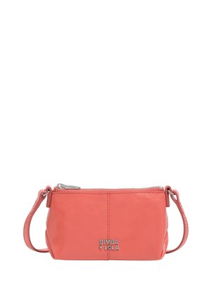 Pequeño bolso de muñeca de piel color coral rosa con cierre de cremallera plateado y logo BIMBA Y LOLA en el frente.