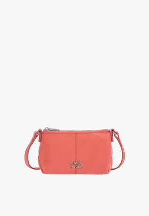 Pequeño bolso de muñeca de piel color coral rosa con cierre de cremallera plateado y logo BIMBA Y LOLA en el frente.