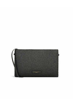 Pochette tissée noire avec sangle pour poignet et petite plaque métallique rectangulaire avec logo placée au centre sur le devant.