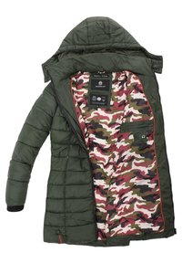 Pufi olívazöld dzseki kapucnival, pink, fekete és zöld álcázó béléssel, elasztikus mandzsettával.