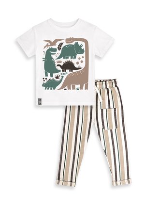 Weißes Kleinkind-T-Shirt mit grünen und braunen Comic-Dinosauriern, kombiniert mit beigen, weißen, schwarzen und grünen vertikal gestreiften Hosen mit Tasche.