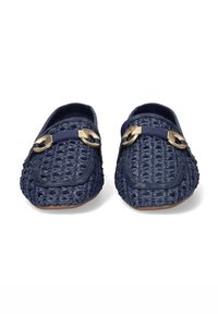 Mocasines tejidos en tono marino con un acabado texturizado, que presentan detalles en metal dorado y una banda de cuero suave en el empeine. Suela de goma.