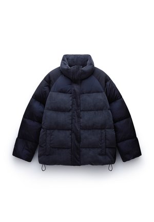 Giacca puffer blu navy con colletto alto, caratterizzata da un mix di texture lisce e a coste, e cuciture orizzontali su tutto il corpo.
