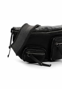 Czarna skórzana nerka z dwiema kieszeniami na zamek, teksturowaną powierzchnią oraz plecionym paskiem z wzorem jodełki.