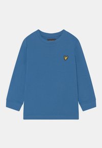 Blauwe katoenen t-shirt met lange mouwen, voorzien van een ronde halslijn en een klein geel vlinderembleem op de linkerkant van de borst.