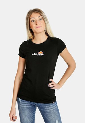 T-shirt nera aderente con maniche corte, caratterizzata da un logo bianco con un accento arancione. Tessuto liscio, abbinata a jeans azzurri chiari.