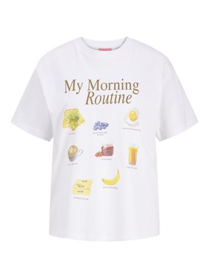 Tricou alb cu textul „My Morning Routine” și ilustrații cu pâine prăjită, afine, ou prăjit, cafea, gem, suc de portocale, unt și banană.