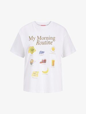 Fehér póló a „My Morning Routine” felirattal és illusztrációkkal pirítósról, áfonyáról, tükörtojásról, kávéról, lekvárról, narancslevről, vajról és banánról.
