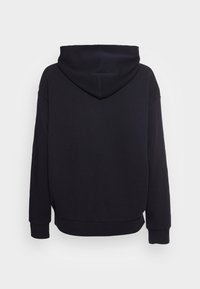 Felpa nera con vista posteriore completa, realizzata in tessuto morbido, caratterizzata da un cappuccio ampio e polsini e orlo a coste, con una vestibilità comoda.