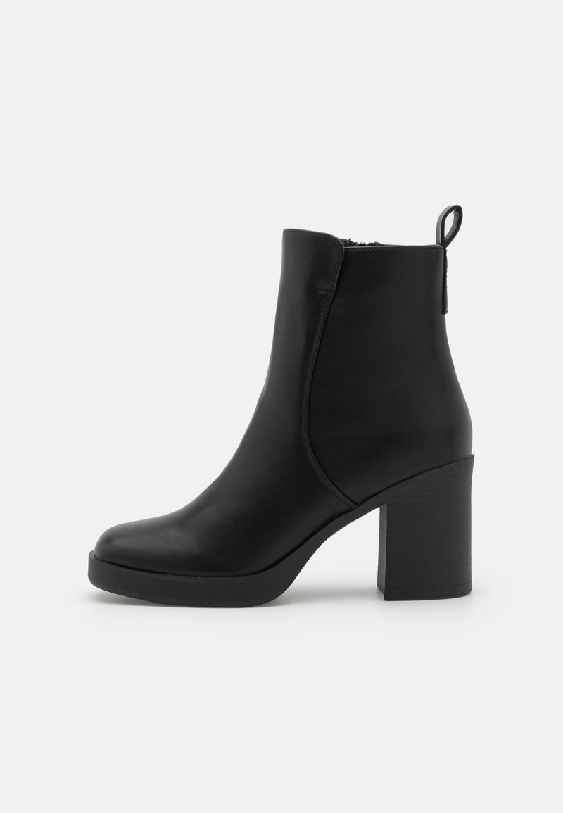 Sorte lær ankle stövler med rund tå, sidedragt og en struktureret, chunky blokhæl. Glat finish og simpelt design.