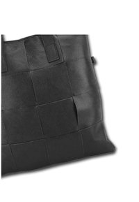 Zwarte leren tote bag met een textuur, geweven ontwerp, voorzien van twee handvaten en een klein buitenvak voor extra opbergruimte.