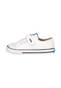 Zapatilla blanca con una superficie texturizada, que presenta ojales metálicos, una correa azul y franjas negras a lo largo de la suela. Diseño bajo y con cordones.