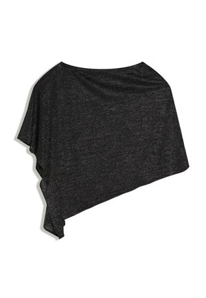 Čierny asymetrický pletený pončo s voľným strihom a splývavým dizajnom, zobrazený na bielom pozadí.