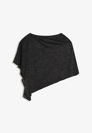 Čierny asymetrický pletený pončo s voľným strihom a splývavým dizajnom, zobrazený na bielom pozadí.