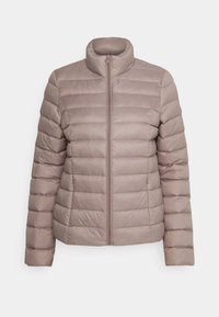 Veste rembourrée taupe clair avec un design matelassé horizontal, col haut et fermeture éclair à l'avant. Texture lisse et léger éclat.