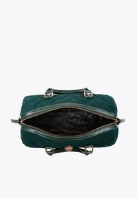 Zielona pikowana torebka na ramię z złotymi detalami, podwójnymi zamkami błyskawicznymi i wzorzystym wnętrzem. Posiada górne uchwyty oraz strukturalny prostokątny kształt.