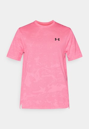 Roze sportshirt met korte mouwen en een textuur camouflagedessin. Heeft een ronde halslijn en een logo op de bovenste linkerborst.