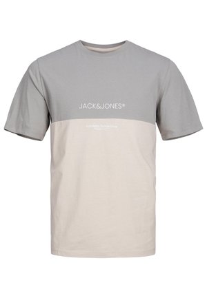 Koszulka z krótkim rękawem i okrągłym dekoltem, górna część szara, dolna beżowa, z napisem "JACK&JONES" i mniejszym tekstem poniżej z przodu.