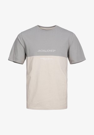 Koszulka z krótkim rękawem i okrągłym dekoltem, górna część szara, dolna beżowa, z napisem "JACK&JONES" i mniejszym tekstem poniżej z przodu.