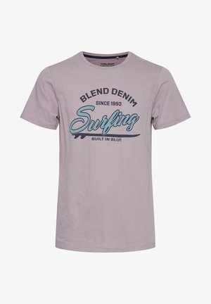 Vaaleanlila puuvillainen t-paita, jossa on pyöreä pääntie, lyhyet hihat ja keskellä graafinen printti, jossa lukee "SURFING" sinisellä ja mustalla.