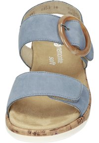 Sandale en cuir bleu clair avec deux brides réglables, boucle ronde et semelle à texture en liège. Semelle intérieure douce pour le confort et le soutien.