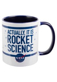 Mug in ceramica bianca con bordo interno e manico blu. Il testo recita: "IN REALTÀ, È SCIENZA DELLA FISICA" insieme al logo NASA.