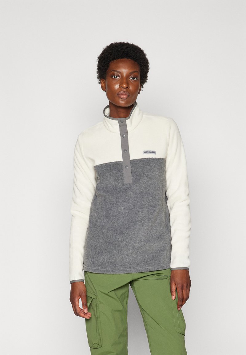 Fleece pullover met een witte bovenkant en een grijze onderzijde, voorzien van een hoge kraag en drukknoopsluiting, textuurstof en een logopatch.