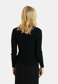 Schwarzes, geripptes Langarmshirt mit strukturiertem Muster, figurbetontem Schnitt und runder Ausschnitt. Glatter Stoff mit subtiler Dehnbarkeit für Komfort.