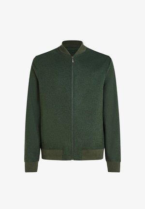 Donkergroene bomberjack met ritssluiting, geribde kraag, manchetten en zoom, afgebeeld op een witte achtergrond.