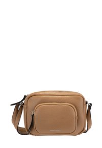 Borsa a tracolla in pelle marrone con texture, dotata di tracolla regolabile e tasca con zip frontale, con il nome del marchio "Gerry Weber" in bianco sulla tasca.