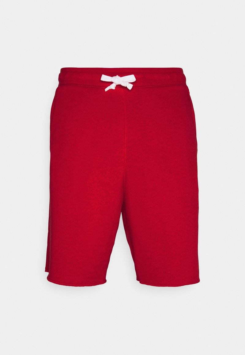 Shorts rouges longueur genou avec un cordon blanc noué à la taille sur un fond uni clair.