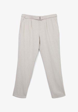 Beige maßgeschneiderte Hose mit glatter Textur, ausgestattet mit einem Gürtel, gefältelter Vorderseite und Seitentaschen. Gerader Schnitt, minimale Designdetails.