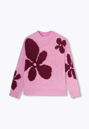 Pull en tricot rose avec de grands motifs de fleurs rouge foncé sur l'avant, les manches et les épaules, doté d'un col rond et de poignets côtelés.