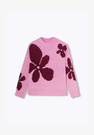 Pull en tricot rose avec de grands motifs de fleurs rouge foncé sur l'avant, les manches et les épaules, doté d'un col rond et de poignets côtelés.