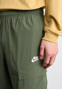 Nike Sportswear SPORTSWEAR CLUB - Reisitaskuhousut - cargo khaki