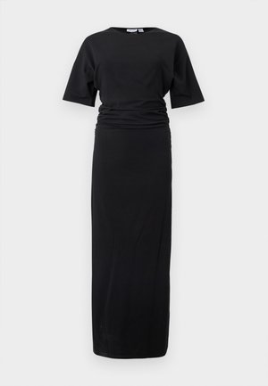 Crna midi haljina s kratkim rukavima, detaljem skupljenog struka i okruglim izrezom, prikazana na jednostavnoj bijeloj pozadini.