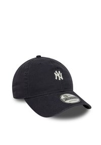 Marineblå baseball-cap lavet af bomuld, med et broderet logo foran, justerbar rem og en buet skygge.