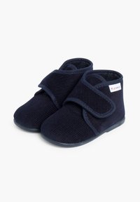 Pantofole per bambini in corda blu navy con chiusura a strappo, forma arrotondata, texture morbida e suola in gomma flessibile per il massimo comfort.