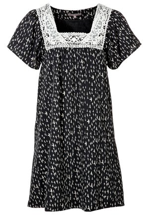 Vestido negro con mangas cortas, estampado de pájaros blancos y borde de encaje cuadrado en el escote. Corte en línea A, tela ligera, largo hasta la rodilla.